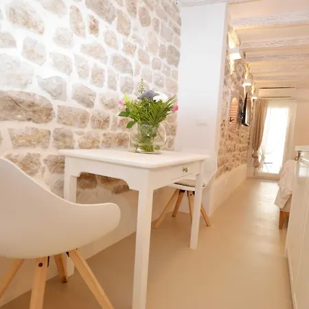 Chic And Stylish Old Town Apartment *