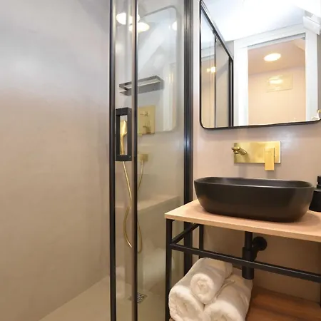 Chic And Stylish Old Town Apartman