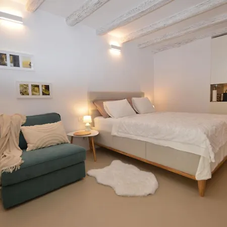 Chic And Stylish Old Town Apartment *